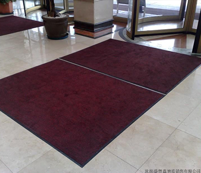 我公司为丹东中联宾馆门口铺设地毯