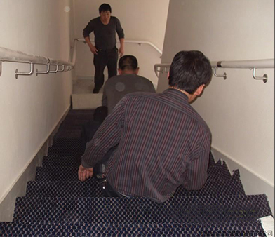 我公司为抚顺向日葵宾馆楼梯及走廊铺设地毯